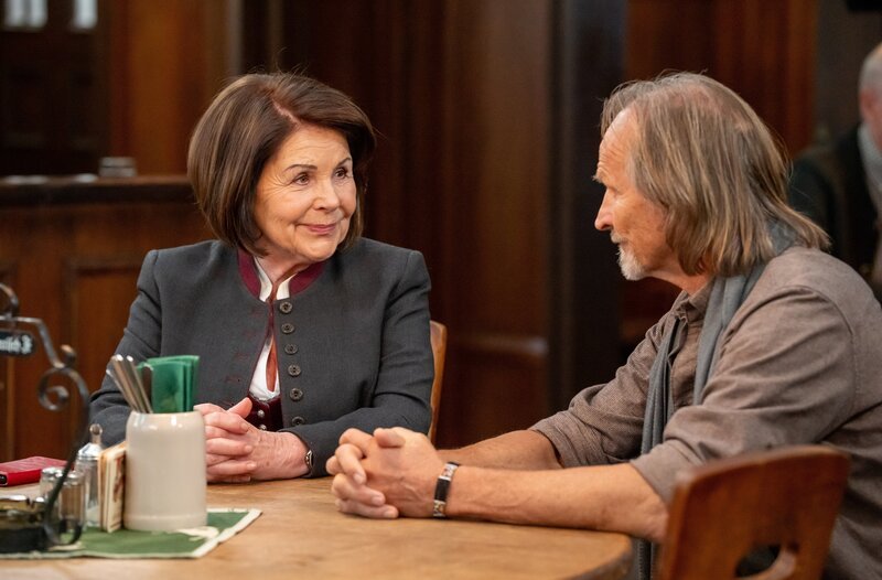 Als Sascha (Eisi Gulp) unerwartet aus Kenia zurückkommt, kann Rosi (Brigitte Walbrun) mit ihrem schlechten Gewissen nicht mehr an sich halten. – Bild: BR/​Ewa Wiese