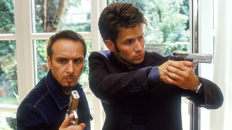 Die Zeugin Ariane Borsche wurde entführt. Jan (Christian Oliver, re.) und Semir (Erdogan Atalay) sind auf der Suche nach den Entführern. – Bild: RTL