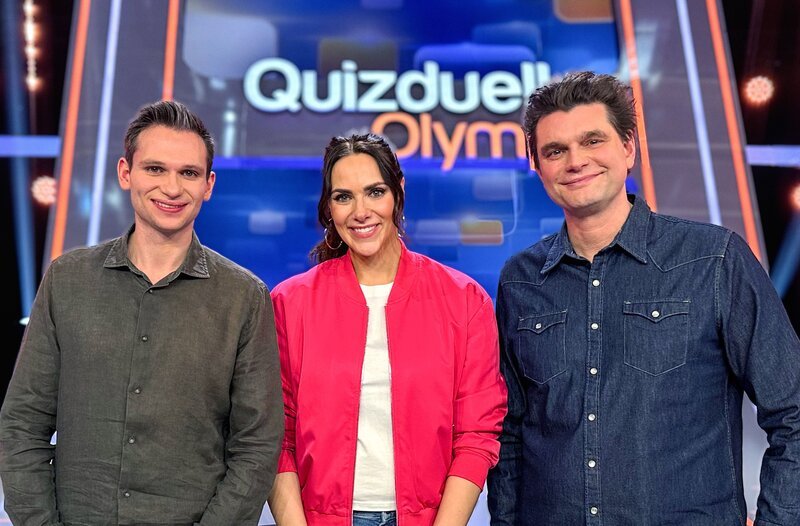 Moderatorin Esther Sedlaczek (M.) mit den Kandidaten des Teams „heute-show“: Fabian Köster (l.) und Lutz van der Horst (r.). – Bild: ARD/​ITV Studios