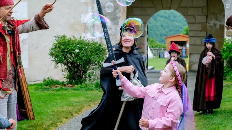 Gaukler Jacobus, Esther und Anna beim Burgtreiben auf der Rosenburg. – Bild: ORF/​Philipp Trajkoski