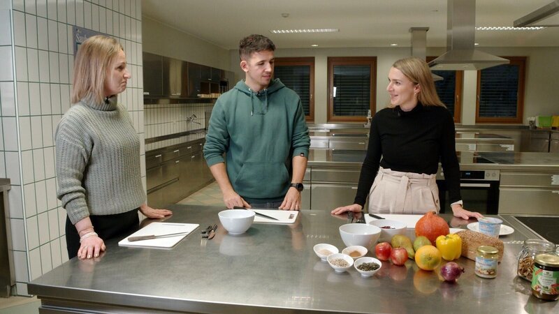 Ernährungsberaterin kocht mit Büroangestellten. – Bild: ORF/​Bernhard Werany