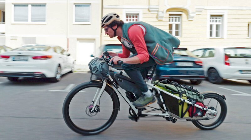YouTuber-Fahrradtester Felix Kuffner prüft das Multifunktionsfahrrad des Münchner Tüftler Marcel Sayle u. a. auch im Stadtverkehr. – Bild: MDR