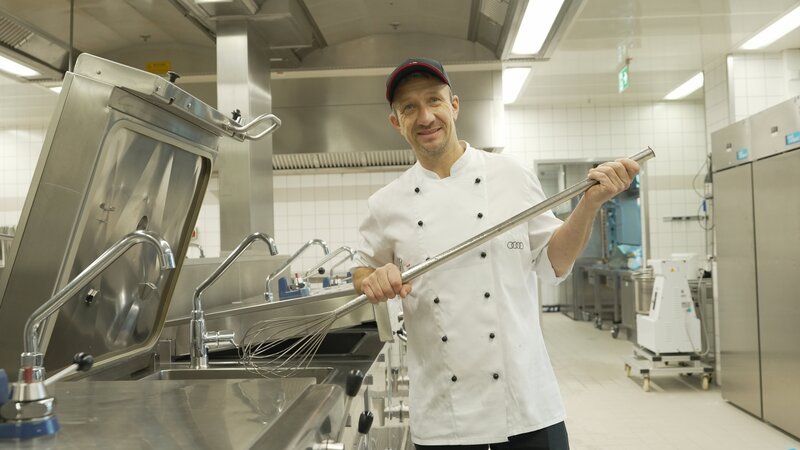 Christian Neumeir kocht für Audi im Betriebsrestaurant in Ingolstadt. – Bild: Bastian Lauke /​ ZDF