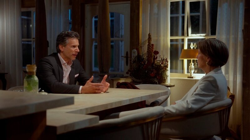 Richard (Florian Odendahl) ist wütend, weil Victoria (Caroline Schreiber) wegen seiner Prügelei die Gründung der Aktiengesellschaft absagt. – Bild: NDR