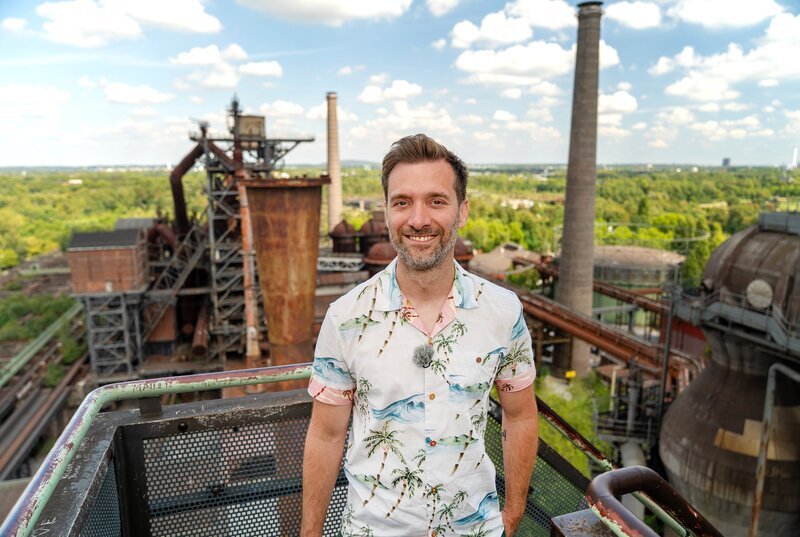 Gemeinsam mit Daniel Assmann erkunden wir Ausflugstipps im Westen für Familien und alle, die mal raus wollen und etwas erleben möchten. Dieses Mal melden wir uns aus dem Landschaftspark Duisburg-Nord und zeigen von hier aus die schönsten Ausflugsziele in ganz Nordrhein-Westfalen. – Bild: WDR/​Marvin Hoffmann