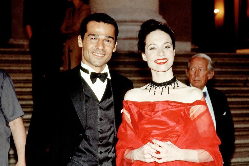 Sinan (Erol Sander) mit seiner Frau (Sabine Radebold) in der Oper. – Bild: ORF