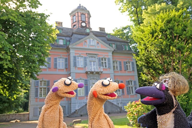 Jan & Henry am Schloss der Gräfin. – Bild: NDR/​bigSmile