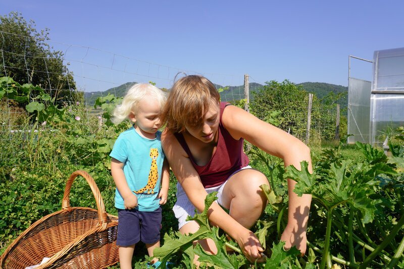 Agnes Penner (rechts) und ihr kleiner Sohn ernten Gemüse im eigenen Bauerngarten. – Bild: ServusTV /​ DMG Film