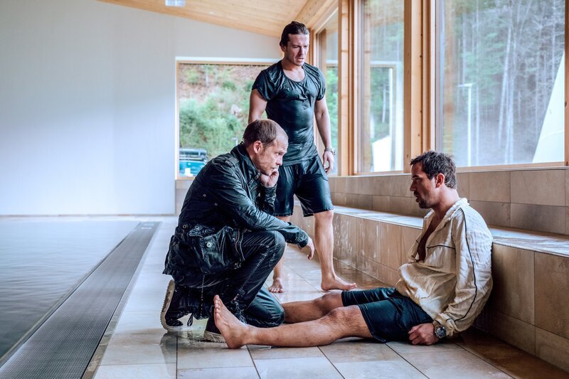 v.li.: Micha Oberländer (Matthias Koeberlin), Sandro Altstätten (Stefan Gorski), Victor Ballhofer (Marc Benjamin). – Bild: ORF/​Graf-Film/​Manuel Paul