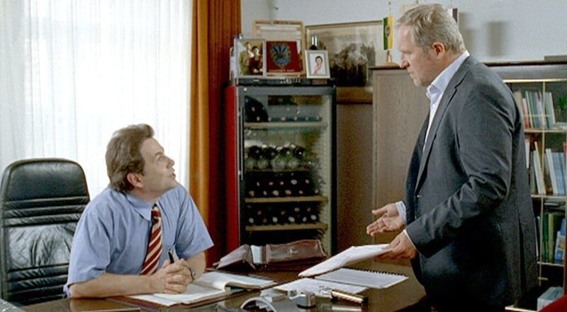 „Der Winzerkönig“, „Böses Spiel.“ Thomas Stickler steht mit einem Berg an Schulden da. Er sucht um EU-Förderung an. Doch Bürgermeister Plattner will den Antrag ablehnen und wendet sich an die Notarin Petra Thaler. Sie hat nie verwunden, dass aus ihr und Thomas kein Paar wurde und stellt das verlangte Rechtsgutachten entsprechend aus. Als Lernhilfe für Anna lädt Thomas ihre Mutter Johanna nach Rust ein. Claudia muss beobachten wie vertraut Thomas, Johanna und Anna miteinander umgehen. Eifersucht wächst in ihr. Thomas, ganz der ehemalige Manager, trifft alle Entscheidungen in Bezug auf den gemeinsamen Betrieb „Stickler & Stickler“ allein und verärgert damit seinen Sohn Paul. Als die hübsche Ungarin Edina in Rust auftaucht, wird Paul kurzfristig abgelenkt, doch die junge Mutter ist nur auf der Suche nach dem Vater ihres Babys Karoly. Im Bild (v.li.): Stefan Fleming (Georg Plattner), Harald Krassnitzer (Thomas Stickler). – Bild: ORF 2