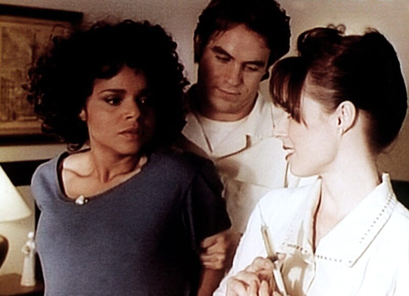 Amanda (Victoria Rowell, l.) ist in der Entbindungsklinik Shady Glen von Pfleger Roger (Boyd Kestner) und Schwester Kate (Kim Johnston Ulrich, r.) beim Spionieren entdeckt worden und wird unter Drogen gesetzt. – Bild: Sat.1 Gold