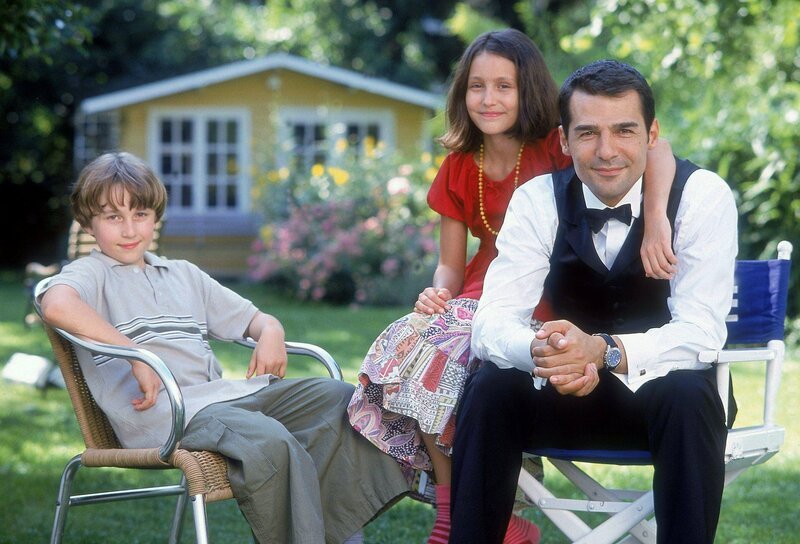 So ernst und pflichtbewußt Hauptkommissar Sina Toprak (Erol Sander) auch seiner Arbeit nachgeht, sein Kinder Ilke (Canan Romey-Schlagenhof) und Talip (Stefan Altenbach) sind ihm immer wichtig. – Bild: ORF 2