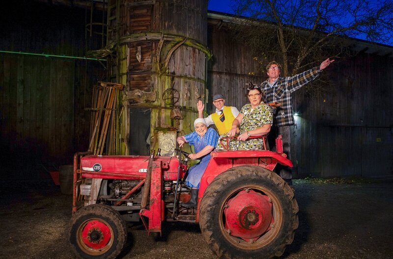 Auf geht’s! Hillu’s Herzdropfa (Hillu Stoll (l.) und Franz Auber (r.)) und die Gscheidles (Birgit Pfeiffer und Marcus Neuweiler (m.)) starten zu einem Best-Of in der Comedy Scheune. – Bild: SWR/​Sabine Stumpp