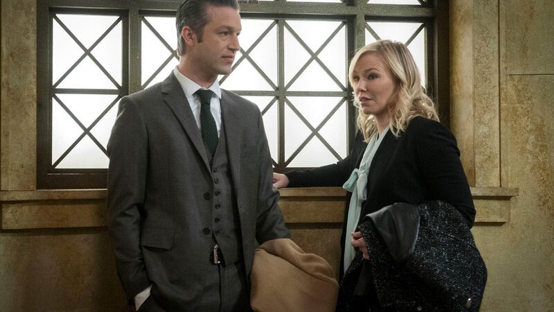 Dominick Carisis (Peter Scanavino) wird undercover in ein Obdachlosenheim eingeschleust, um herauszufinden, ob einer der Sexualstraftäter rückfällig geworden ist. Amanda Rollins (Kelli Giddish) bereitet ihr auf seinen Einsatz vor. – Bild: RTL /​ NBC
