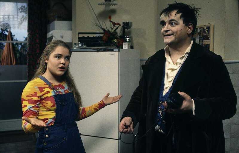 Lenni, das Monster (Michael Trischan), gibt am Telefon medizinische Ratschläge. Franzi (Fritzi Eichhorn) wartet auf den Anruf ihres Freundes. – Bild: ZDF