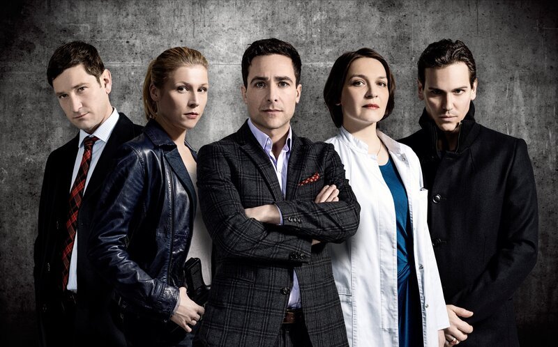 L-R: Konstantin Fink (Andreas Kiendl), Cara Horvath (Franziska Weisz), Leo Benedikt (Alexander Pschill), Agnes Benedikt (Barbara Romaner), Junior (Christopher Schärf). – Bild: ORF/​Petro Domenigg