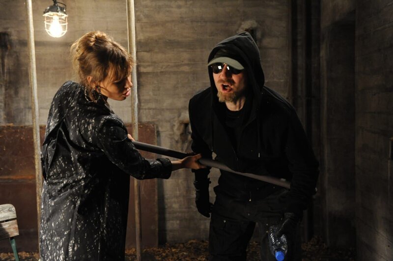 Paule (Wanda Worch, l.) findet sich über Nacht in einem kärglichen Verlies wieder. Mit verzweifelter Kraft versucht sie, sich zu befreien. Doch wird sie ihren Entführer (Alexander Hauff, r.) überwältigen können? – Bild: SAT.1