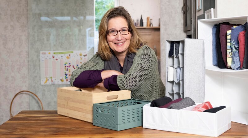 Für mehr Struktur in Schränken und Schubläden rät die Hauswirtschaftsmeisterin Yvonne Willicks zu Ordnungshelfern, mit denen man einen guten Überblick behält. – Bild: WDR/​solis TV/​Melanie Grande