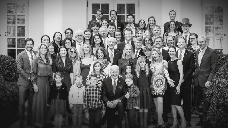 Die Kennedy-Familie bricht mit Robert F. Kennedy Jr. und verkündet geschlossen ihre Unterstützung von Präsident Biden. – Bild: ZDF und WGBH Educational Foundation
