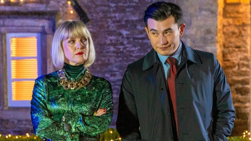 Agatha (Ashley Jensen) und DS Wong (Matt McCooey) machen erste Fortschritte im Fall Tamworthy. Doch da Agatha und ihre Kollegen immer mehr dunkle Geheimnisse ans Tageslicht bringen, werden ihre Ermittlungen zunehmend gefährlicher für sie. – Bild: ZDF