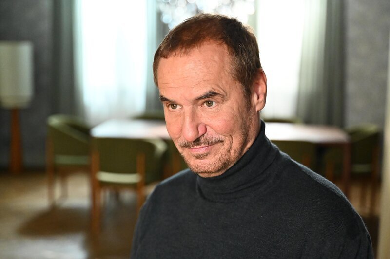 Richard (Silvan-Pierre Leirich) ist glücklich für seine Familie. – Bild: RTL