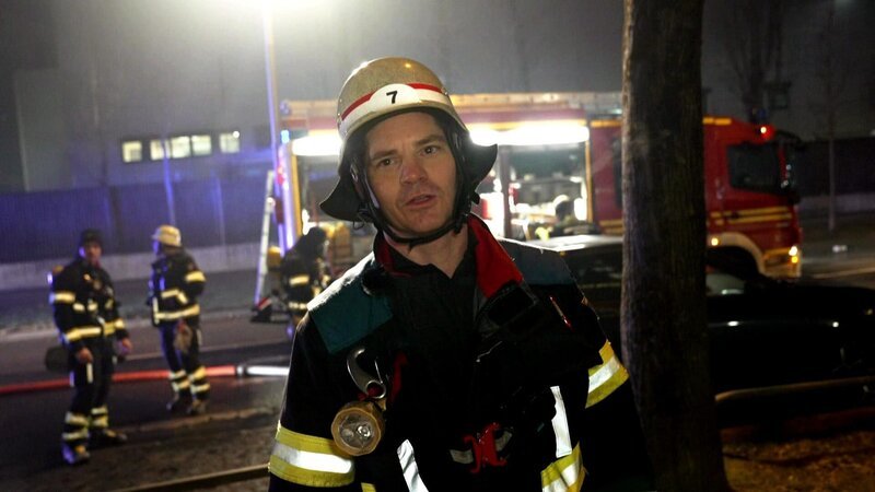 Bei der Feuerwehr München gibt es einen Blitzstart: In einem Mehrfamilienhaus brennt ein Müllraum, die Flammen bedrohen die Etagen darüber. Zugführer Martin Rother kämpft mit allen Mitteln, um ein Ausbreiten des Feuers zu verhindern. – Bild: RTLZWEI /​ Spiegel TV