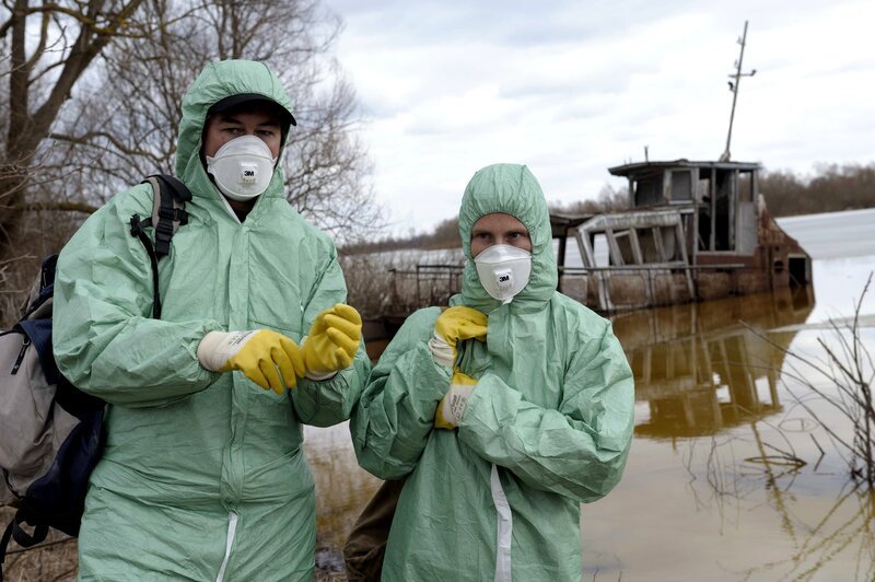 Barbara und Christoph Promberger. Die Schutzanzüge beim Fallenstellen verhindern Kontakt mit kontaminierter Erde und helfen, an den Fallen Duftspuren zu vermeiden. – Bild: ORF 2