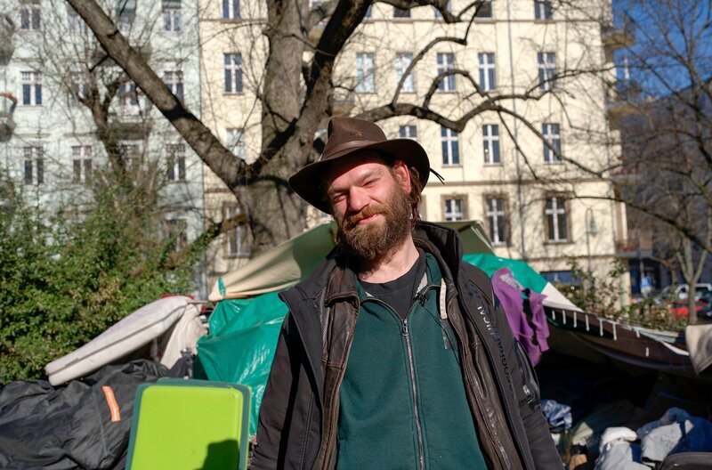 Manni lebt seit Jahren auf dem Helmholtzplatz in Berlin-Prenzlauer Berg. – Bild: rbb/​Johanna Sagmeister