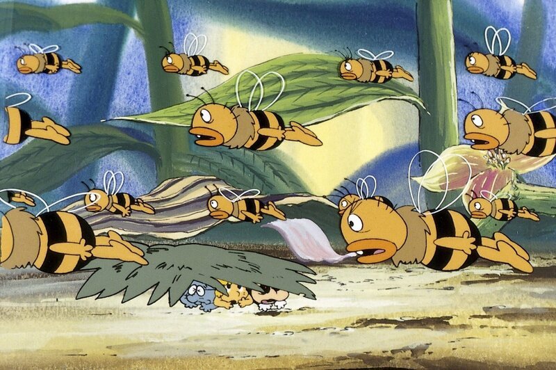 Puck, Maja und Alexander bringen sich vor dem Bienenschwarm in Deckung. – Bild: ORF/​ZDF/​Apollo-Film