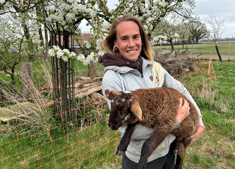 Es fing mit einer kleinen Herde besonderer Schafe an: seltene Rassen, beschlagnahmte Tiere, Problemlämmer. Heute sind Vicky Diemels riesige Herden ihr Lebenstraum und ihre tägliche Herausforderung. Die 35-Jährige aus Anröchte zieht mit ihren Hunderten von Schafen durch Westfalen. – Bild: WDR/​Heinrich Buttermann