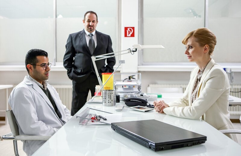 Morteza Tavakoli (Sebastian Afshar), Florian Marc (Bodyguard), Anna Tenta (Sophie). – Bild: ORF 1