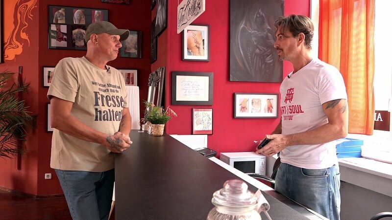 Elvis will schon seit Längerem ein Herzensprojekt umsetzen – ein Graffito von Freundin und Barackenlegende Dagmar. Deshalb hat er jetzt Kontakt zu Tätowierer und Graffiti-Künstler Rick aufgenommen, mit dem er heute einen Termin für ein erstes Vorgespräch vereinbart hat. – Bild: RTLZWEI