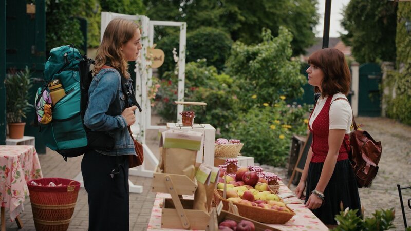 Selina Hansen (Calypso Oellerich, l.); Maja Albers (Carlotta Truman, r.) – Bild: Joyn