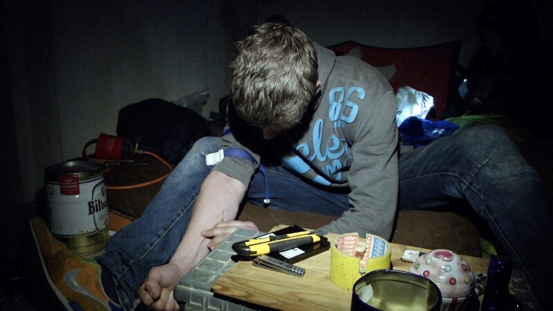 Drogenkranke erzählen von ihrem harten Alltag. – Bild: RTL II