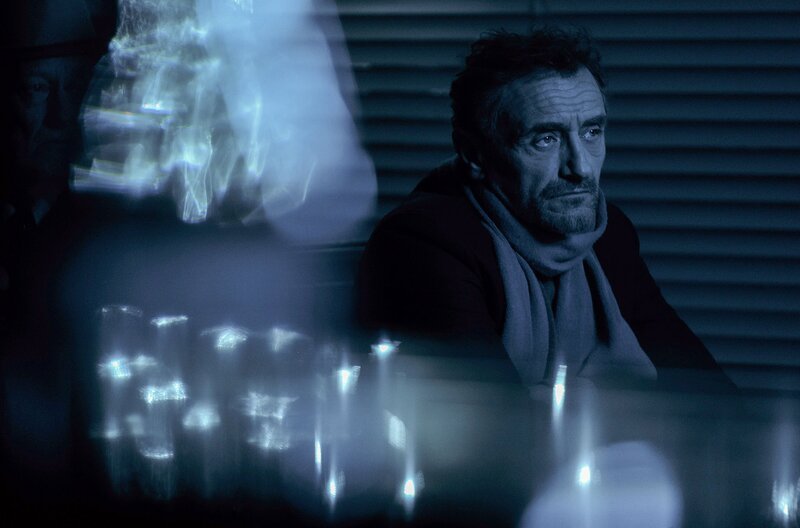 Krimiautor David Rousseau (Jean-Paul Rouve) in der „Bar des Flocons“ – Bild: Pascal Chantier