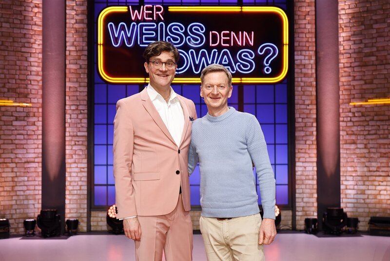 Die Kandidaten dieser Sendung: Der Musikkabarettist, Liedermacher und Schauspieler Bodo Wartke (l.) und der Schauspieler und Komiker Michael Kessler (r.). – Bild: ARD/​NDR/​UFA SHOW & FACTUAL/​Morris Mac Matzen