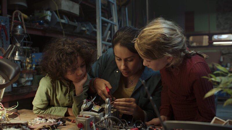 Saïds Mutter repariert einen Spielzeugroboter. – Bild: SWR/​Phanta Basta!/​Indi Film