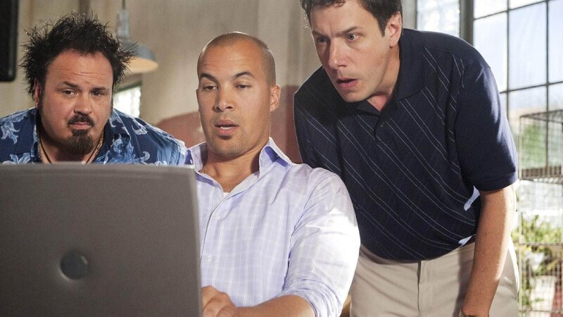 Barrys (Paul Tei, l.) Bruder Paul (John Ross Bowie, r.), welcher die Pensionskonten vieler Lehrer betreut, benötigt Jesses (Coby Bell) Hilfe: Dessen Server samt Daten wurde gestohlen und nun droht 6000 Lehrern der Verlust ihrer gesamten Ersparnisse. – Bild: RTL /​ Twentieth Century Fox Film Corporation