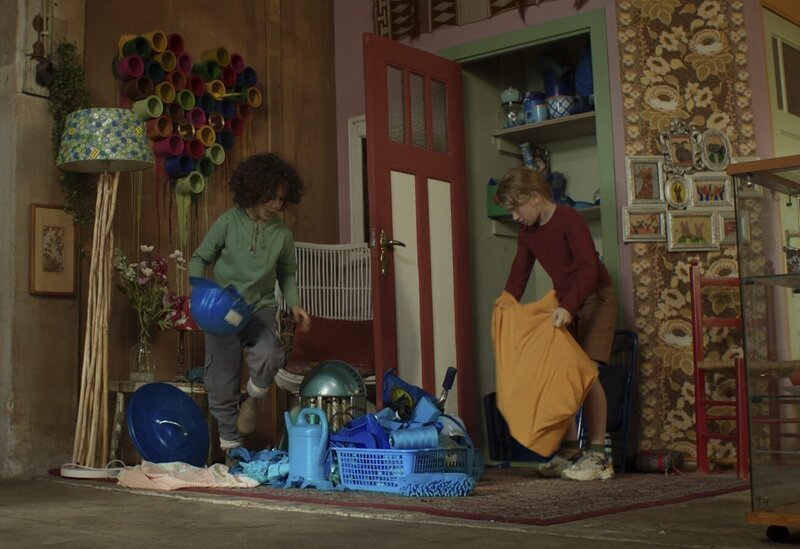 Saïd und Anna suchen alle blauen Gegenstände zusammen. – Bild: SWR/​Phanta Basta!/​Indi Film