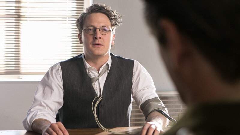 Der Spion Klaus Fuchs (Holger Stockhaus) während seiner Befragung mit einem Lügendetektor. – Bild: ZDF