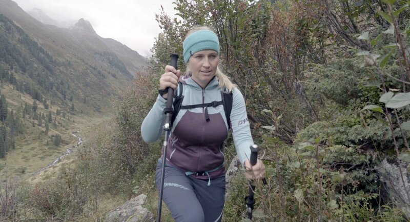 Julia Mühlegger auf dem Weg zur Gamperthunalpe. – Bild: ORF/​embfilm