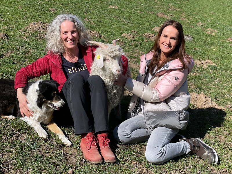 Tanja Moser, Maggie Entenfellner. – Bild: ORF/​Ab Hof TV Produktion