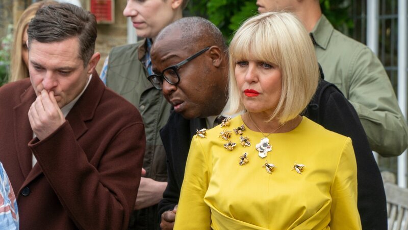 Ein friedliches Marmeladenfestival nimmt eine tragische Wendung, als Agatha (Ashley Jensen, r.), D.C.I Wilkes (Jason Barnett, M.) und Roy (Mathew Horne, l.) Zeuge eines fürchterlichen Unfalls werden. Doch Agatha glaubt, dass etwas faul an der Sache ist. – Bild: ZDF