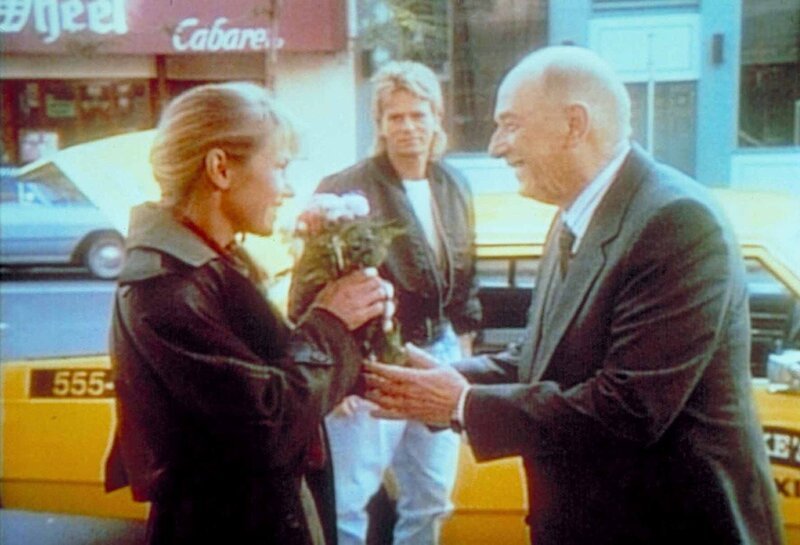 Otto Rumberg (Milton Selzer, r.) sieht nach 15 Jahren seine Enkeltochter Maria (Brigitta Stenberg, l.) wieder, MacGyver (Richard Dean Anderson, M.) ist begeistert. – Bild: ProSieben Media AG
