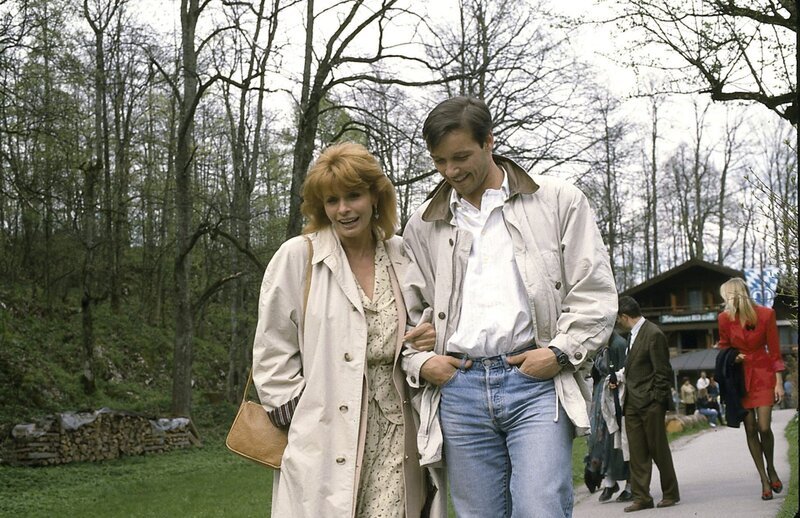 Zum Familienausflug am Muttertag hat Gerdi auch Herbert mitgebracht, ihren jungen Geliebten. (Senta Berger, Michael Roll). – Bild: ZDF