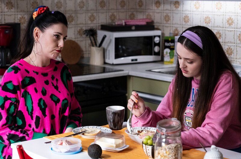 Von links: Tina (Anita Eichhorn) sieht Maja (Godiva Adela), der man ihren Liebeskummer merklich ansehen kann, mitleidig an. – Bild: BR/​Lena Semmelroggen