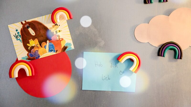 Regenbogenmagnete: Damit könnt ihr eure Notizen und Bilder praktisch befestigen. – Bild: ORF/​Tower10