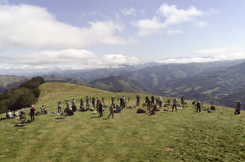 Ein mythischer Pass in den Pyrenäen direkt an der spanischen Grenze – jedes Jahr finden sich Vogelliebhaber hier ein, um den Zug der Vögel zu beobachten. – Bild: ARTE/​Les Films d’Ici