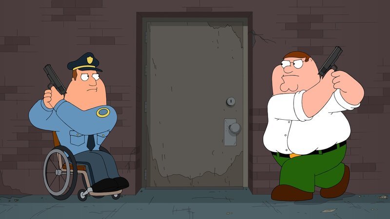 Als Peter (r.) bei seinem Kumpel im Streifenwagen mitfährt, wird Joe (l.) zu einem Einsatz gerufen und Peter gibt ihm mit seiner „geliehenen“ Waffe spontan Rückendeckung. – Bild: Fox and its related entities.