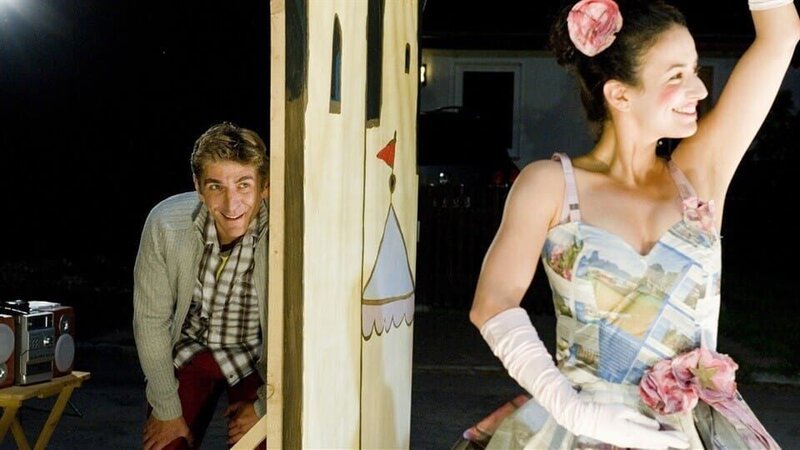 Premiere am Kioks, Regisseur Fritz (Guido Hammesfahr) fiebert mit Yasemin (Sanam Afrashteh) in der Rolle als ‚Papiertänzerin‘ mit. – Bild: Kinderkanal